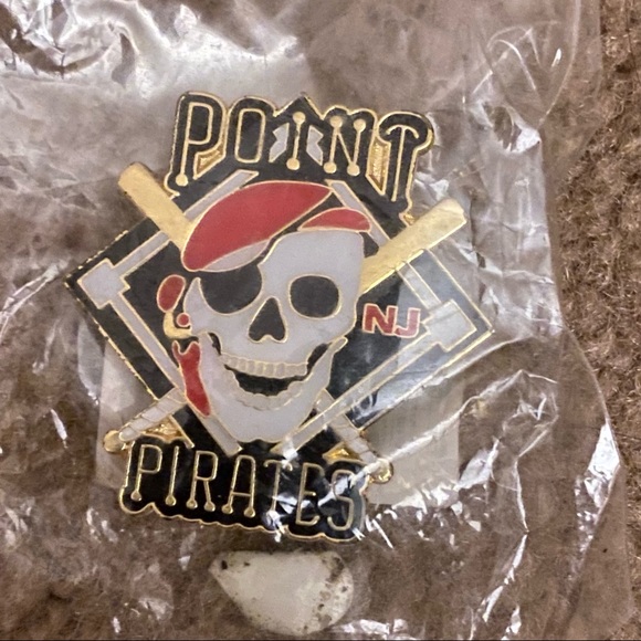 Point Pirates Pin - Picture 2 of 4